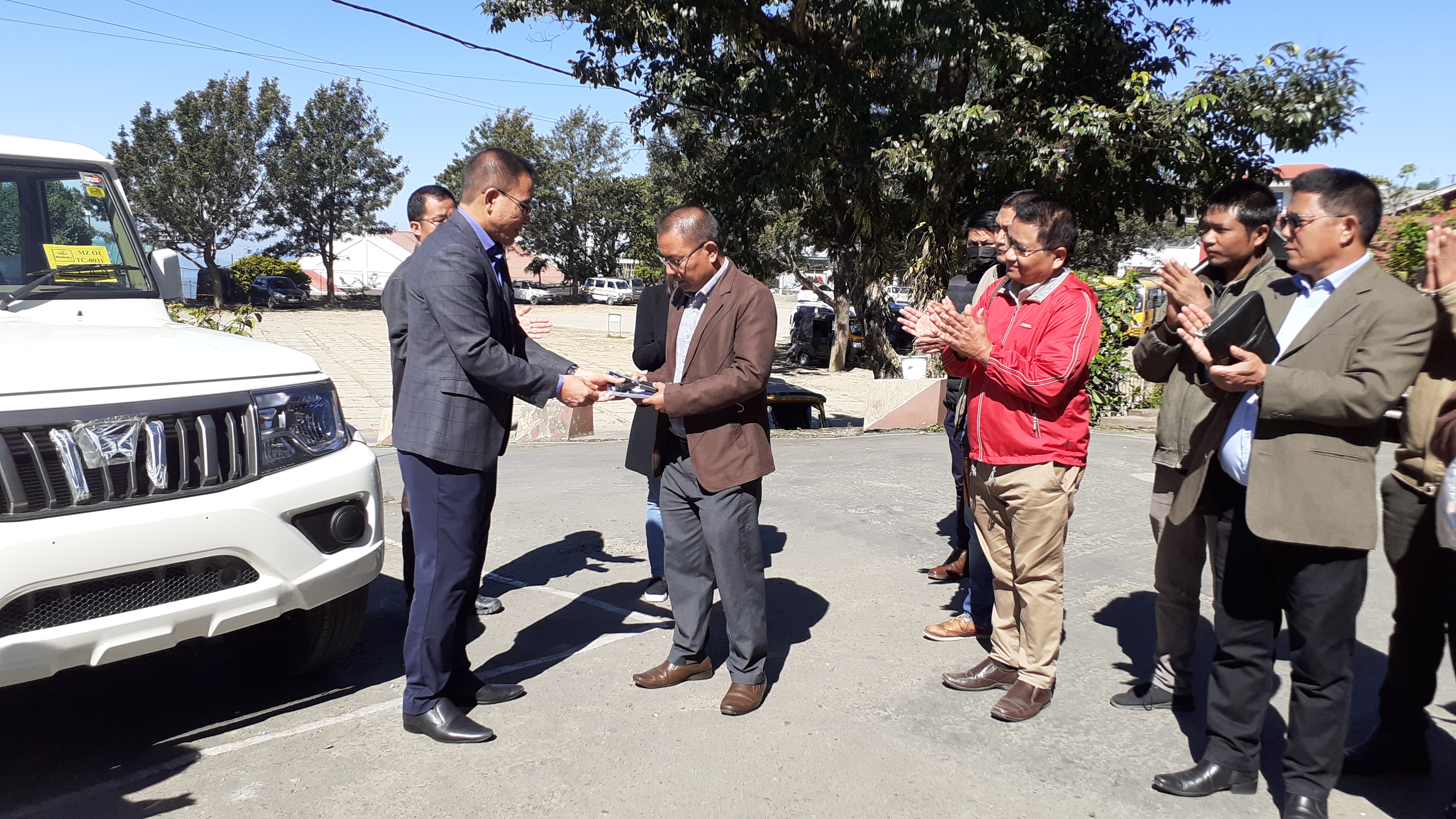 Tripura Field Motor thar Pathian hnenah hlanin Field Director kutah hlan a ni.