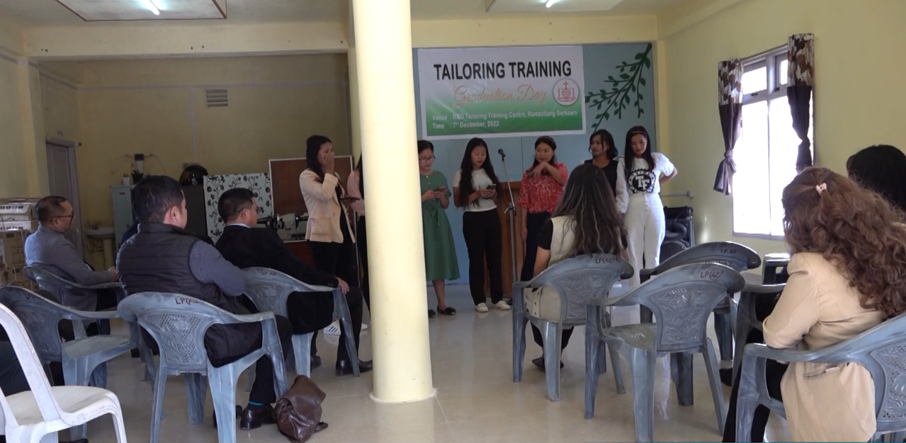 ‘Youth Skill Training Centre’-a Puanthui zir chhuakte pualin Graduation Service neih a ni.